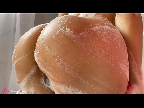 ❤️ Brunette Masturbates Pussy b'vibratur għal orga intens fid-doċċa ❤️❌ Porn sabiħ lilna
